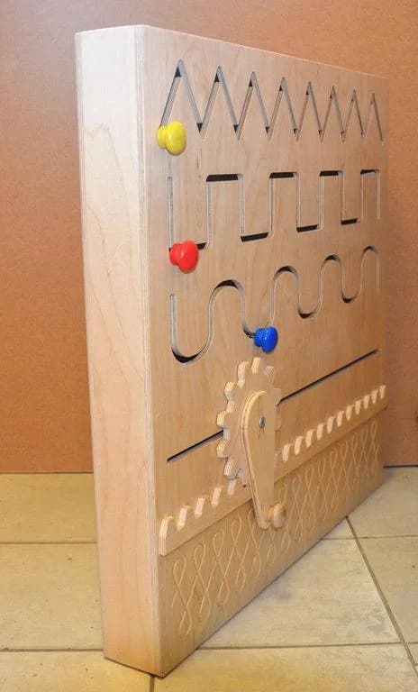 Развивающая панель "Движение по прорези 1"